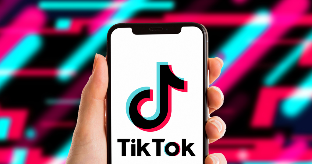 TikTok otvoren na mobitelu na šarenoj pozadini