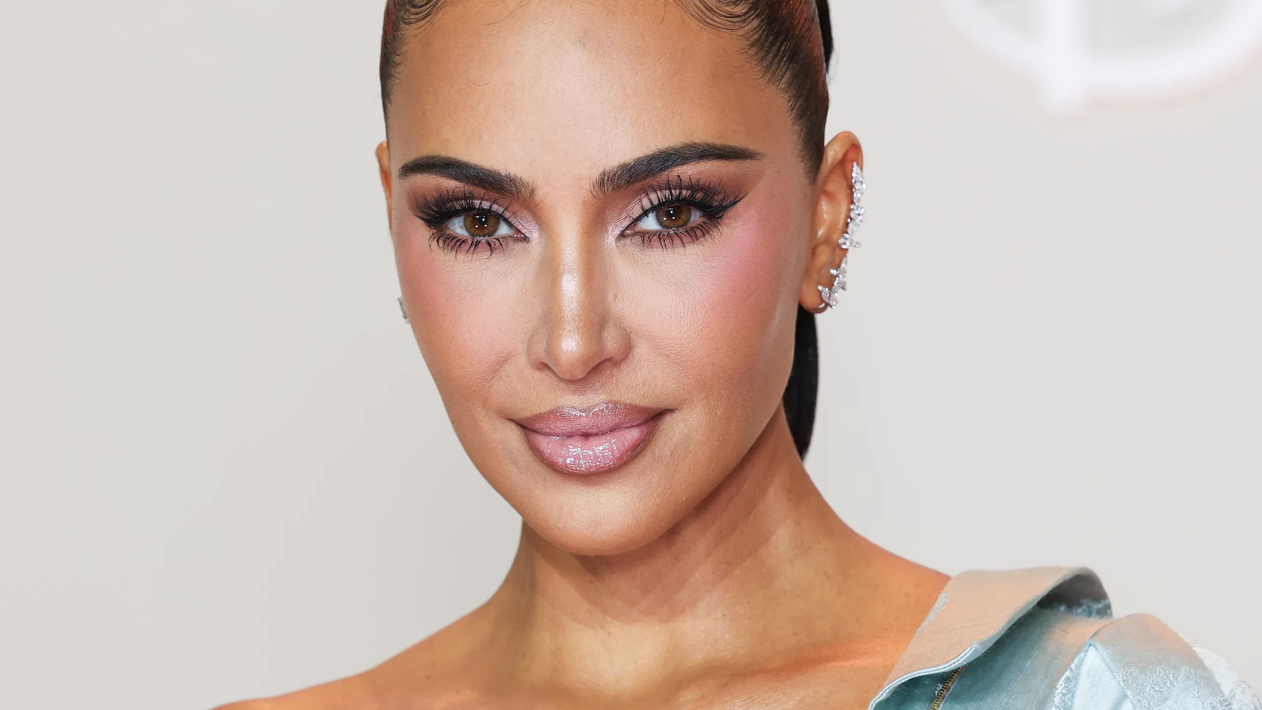 Portret Kim Kardashian s glamuroznom šminkom
