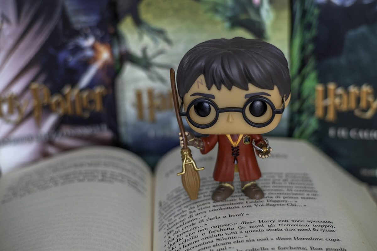 Figurica Harry Pottera na knjizi.